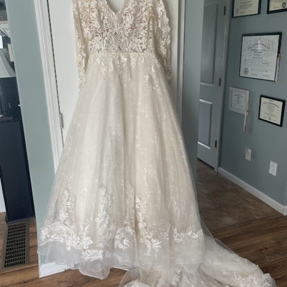 Maggie Sottero Ivory Zander Wedding Dress, Size 10 - Picture 5 of 8